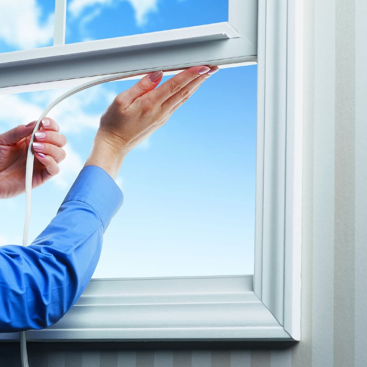Kauçuk Kapı - Pencere Bandı <p>* Kendinden Yapışkanlı. Kapı ve pencere için D tip kauçuk bant. 2’li olarak kapı, tekli olarak pencerelerde kullanılır.<br />
* Soğuk havalarda izolasyon sağlayıp evinizi sıcak tutar. Hava nem geçirmez.<br />
<br />
* Kurulumu tamamladıktan sonra bantın alt kısmında bulunan yapışkanın sağlam bir şekilde tutunduğundan emin olmak için sıkıca baskı uygulayın. Eğer uygulama yapılan alanda sıcaklık 10°C altındaysa bant kısmını saç kurutma fön makinası ile ısıtıp sonrasında zemine yapıştırabilirsiniz. Uygulama işleminden sonra 24 saat boyunca bantı sürtünme ve ovalamaktan kaçının. Yağlı zeminler, küflü ve paslı zeminler, tozlu zeminler uygulama için önerilmez. Uygulama yapılacak alanın temiz olması gerekmektedir.</p>
